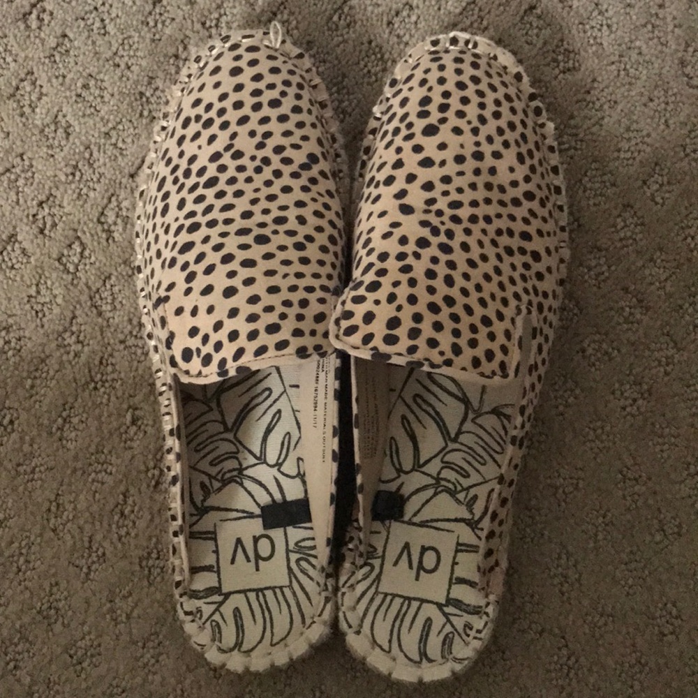 Size 9.5 DV leopard slides